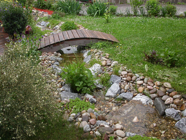 Bachlauf mit Brücke