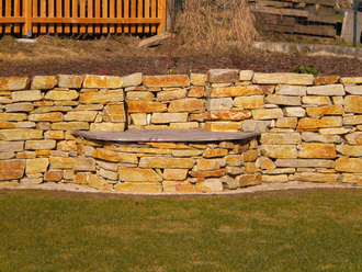 Natursteinmauer mit Sitzplatz