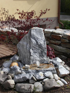 Quellstein aus Wachauer Marmor